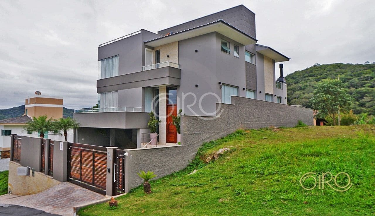 Casa de Alto Padrão e 03 Pavimentos no bairro Ariribá em Balneário Camboriú