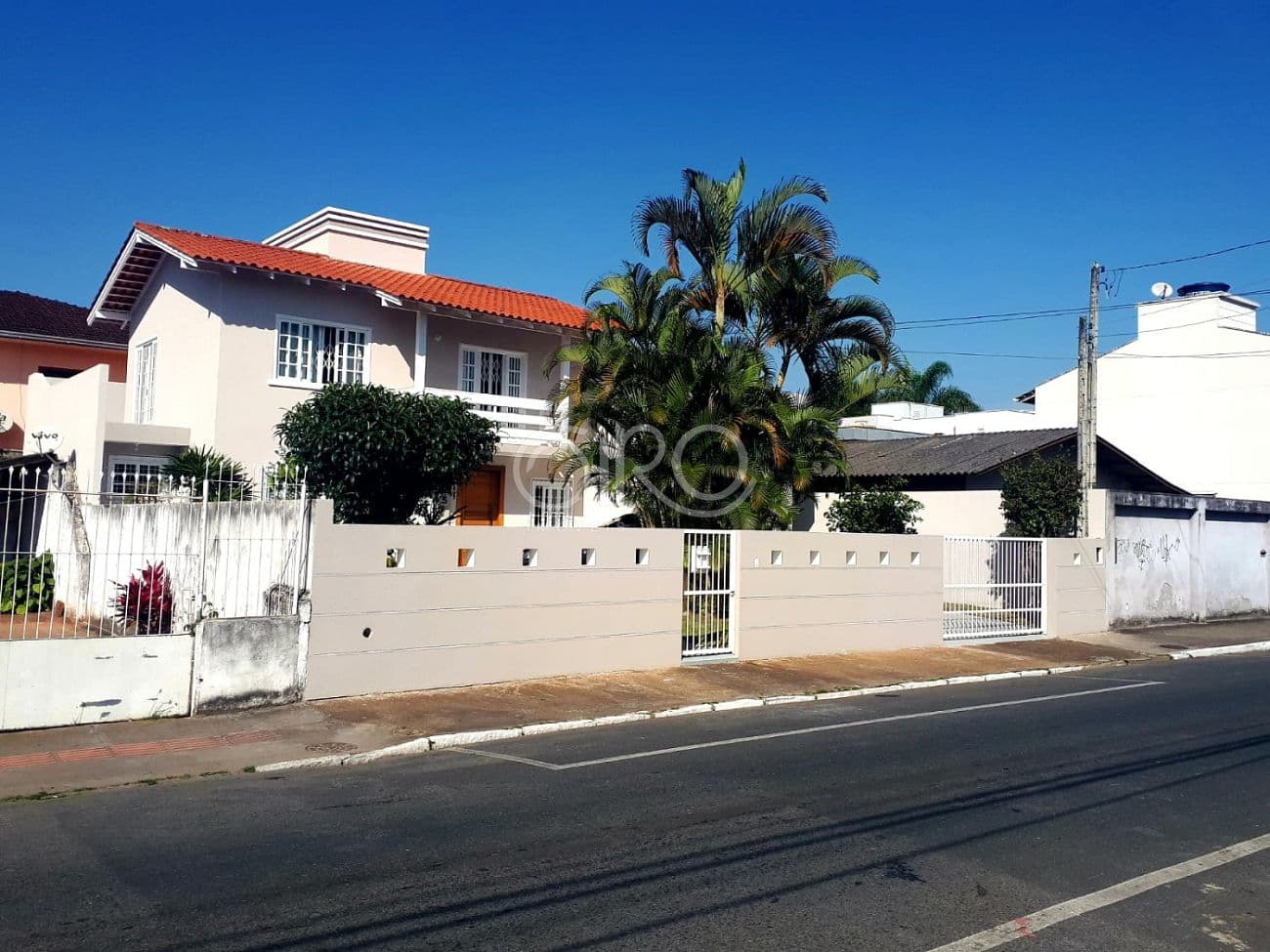 Casa com 02 Pavimentos no Centro em Balneário Camboriú